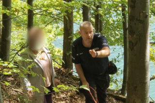 Turystka zawisła nad urwiskiem Jeziora Solińskiego
