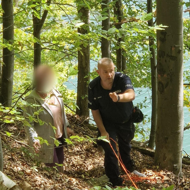 Turystka zawisła nad urwiskiem Jeziora Solińskiego