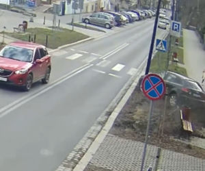 Uderzył w latarnię, ta spadła obok idącej chodnikiem rodziny. Chwile grozy w Zgorzelcu