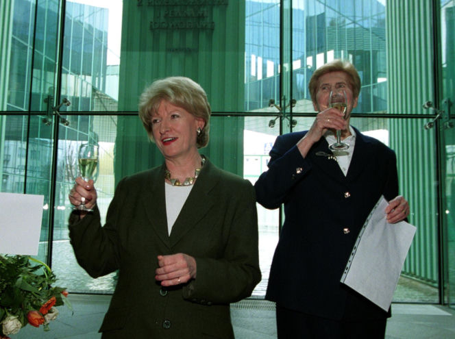 Była pierwszą kobietą na stanowisku premiera III RP. Już po roku złożyła dymisję