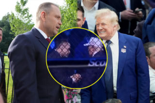 Niewiarygodne, ile trwał uścisk dłoni Karola Nawrockiego i Donalda Trumpa na gali UFC. Aż przypomina się legendarne milczenie Lewandowskiego