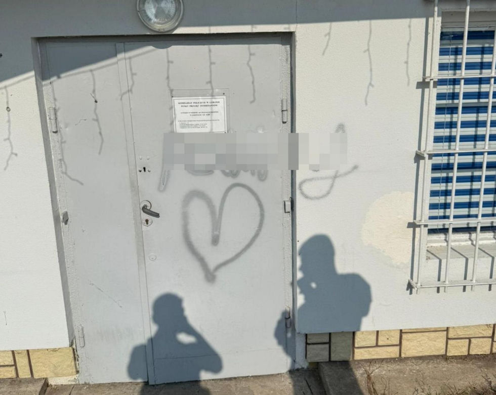 Łukasz podpisał się na ścianie posterunku. Zostawił nawet swój numer PESEL