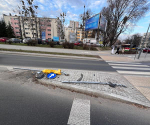 „Wyczynowiec” na Bielanach kierował z 3,4 promila alkoholu. Skosił wysepkę, cudem nie wjechał w przystanek