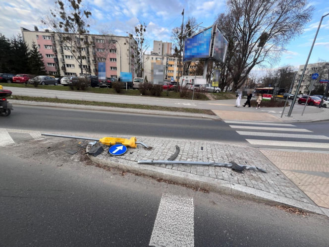 „Wyczynowiec” na Bielanach kierował z 3,4 promila alkoholu. Skosił wysepkę, cudem nie wjechał w przystanek