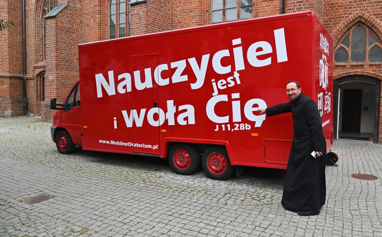 Kiedyś sklep na kółkach, teraz... mobilna kaplica! 