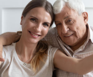 Najważniejszy prezent na Dzień Dziadka. To darmowe badanie ratuje życie, a wielu Polaków wciąż go unika