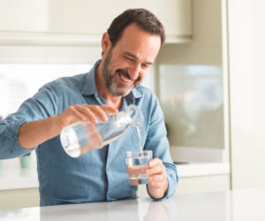 Zaskakujące wyniki badań. Co ma wspólnego picie wody z cholesterolem?