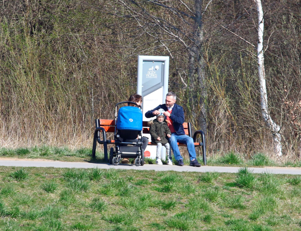 Wałęsa na spacerze z córką
