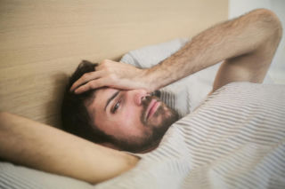 Budzi cię nocne bieganie do toalety? Zastosuj zasadę 2 godzin i śpij do rana
