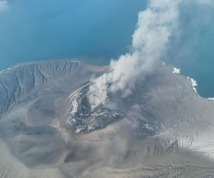 Erupcja wulkanu Anak Krakatau drugi dzień paraliżuje ruch lotniczy