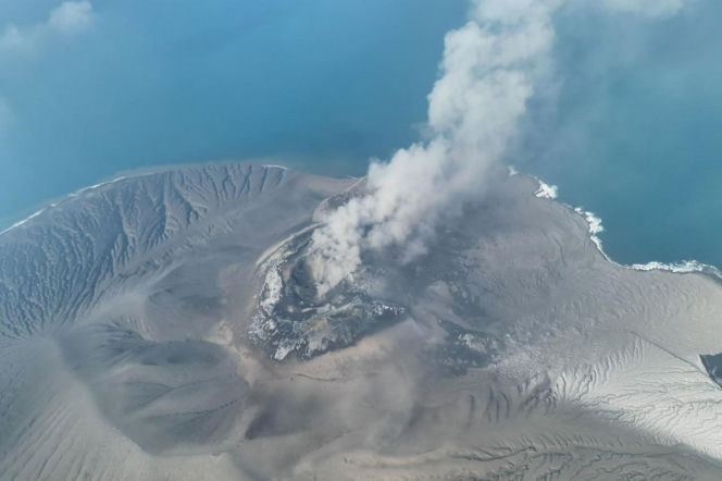 Erupcja wulkanu Anak Krakatau drugi dzień paraliżuje ruch lotniczy