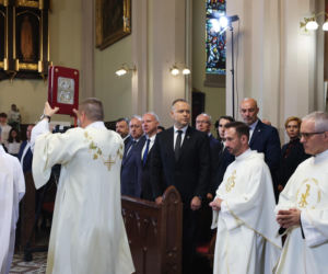 Szok po tragedii w Łodzi. Dziesięć malutkich trumienek na pogrzebie. Tego widoku nie da się wyrzucić z głowy