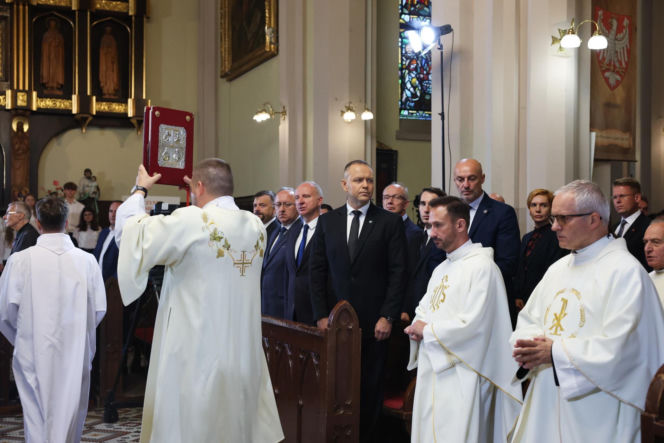 Szok po tragedii w Łodzi. Dziesięć malutkich trumienek na pogrzebie. Tego widoku nie da się wyrzucić z głowy