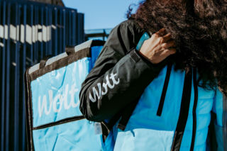 GymBeam nawiązał współpracę z usługą Wolt Drive. Klienci GymBeam w Warszawie mogą zamawiać suplementy i sprzęt sportowy z dostawą w 3 godziny