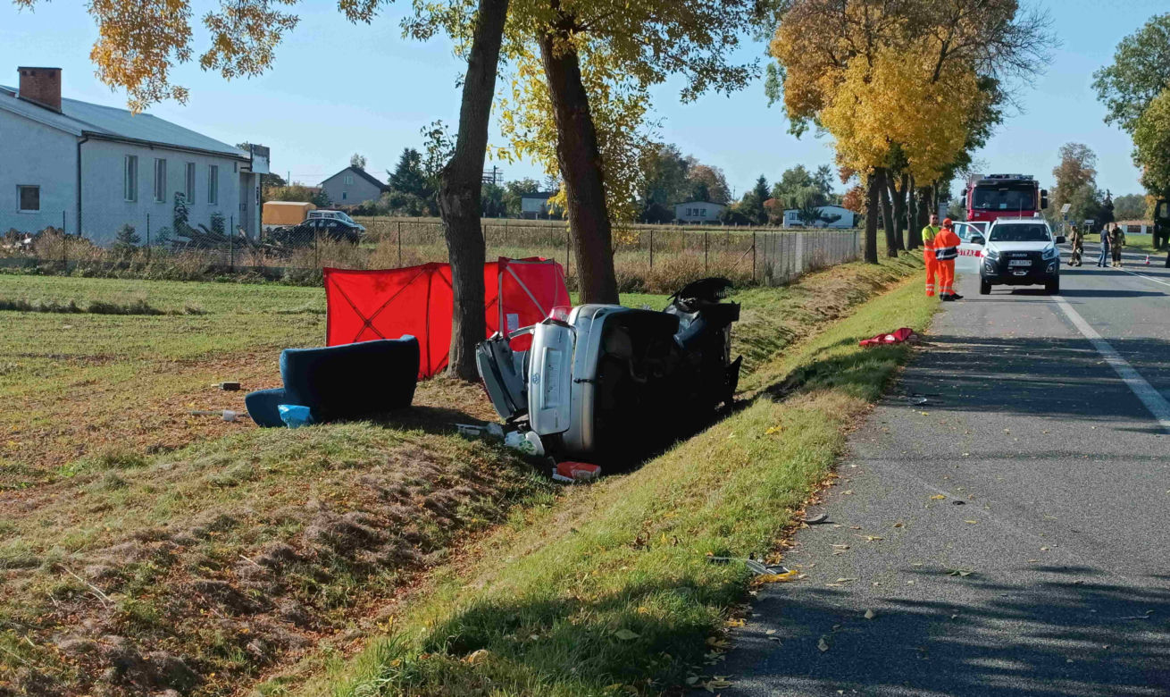 Potworny wypadek na DK2 pod Siedlcami. 61-latek zginął przez wersalkę?