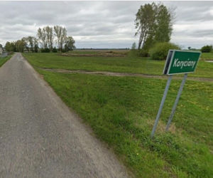 Drzwi obory przygniotły 3-letnią Oleńkę. Wgniotły dziewczynkę w mokrą ziemię
