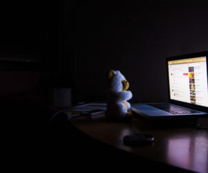 Masz problemy z zasypianiem? Ten detal w sypialni może nasilać stres