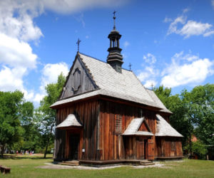 Tokarnia. Sercem i najbardziej widowiskowym punktem muzeum jest modrzewiowy kościół z Rogowa