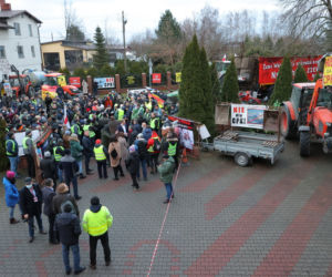 Awantura o lokalizację CPK. Mieszkańcy przyszli z kupą gnoju i jajkami 