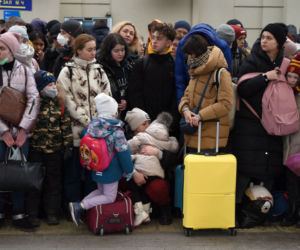 Ukraińcy uciekają przed wojną. Szturm na pociągi i autobusy we Lwowie