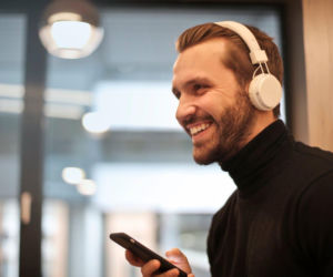 Słuchawki: przewodowe, bezprzewodowe i gamingowe – co wybrać?