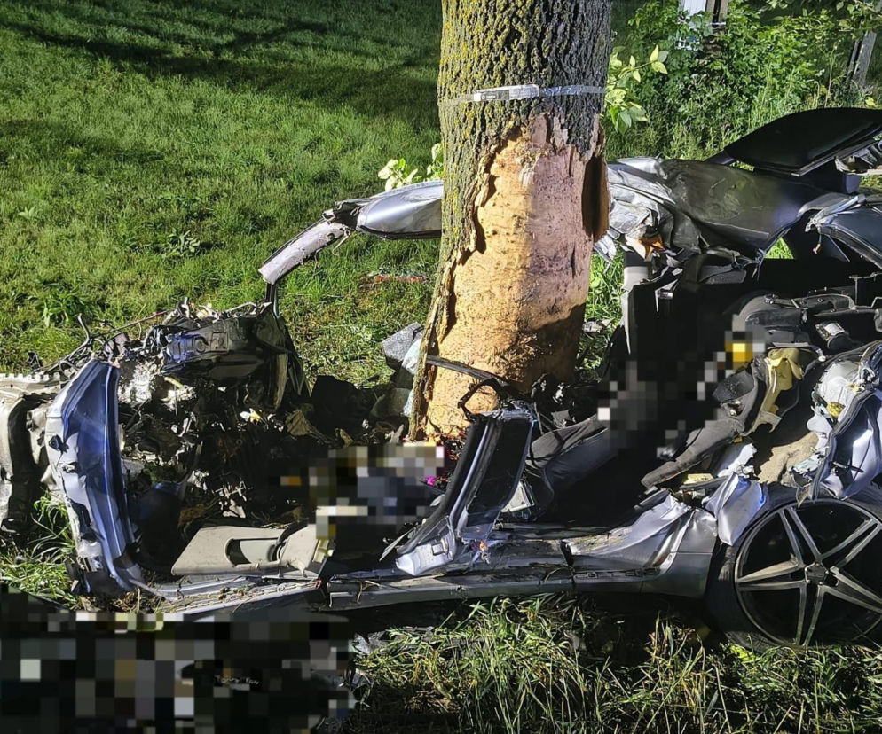 Śmiertelny wypadek w gminie Drobin. 44-letni kierowca zginął po uderzeniu w drzewo