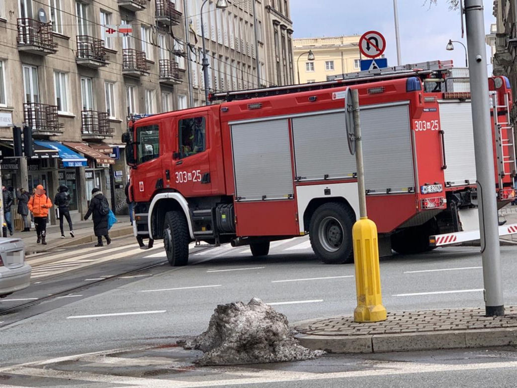 Tragedia na stacji metra Politechnika. Mężczyzna rzucił się pod pociąg