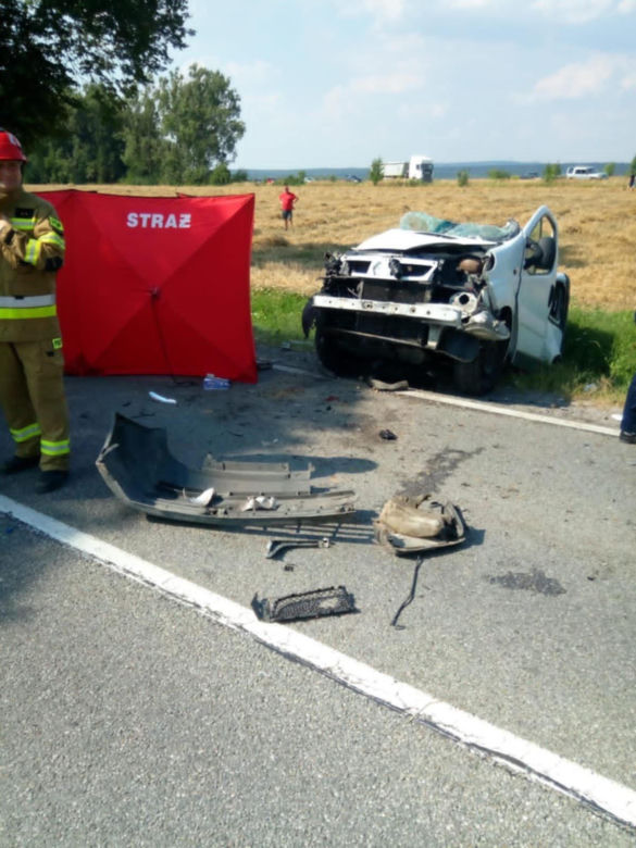 Tragiczny wypadek na DK74 w Łagowie. Nie żyje jedna osoba, droga jest całkowicie zablokowana