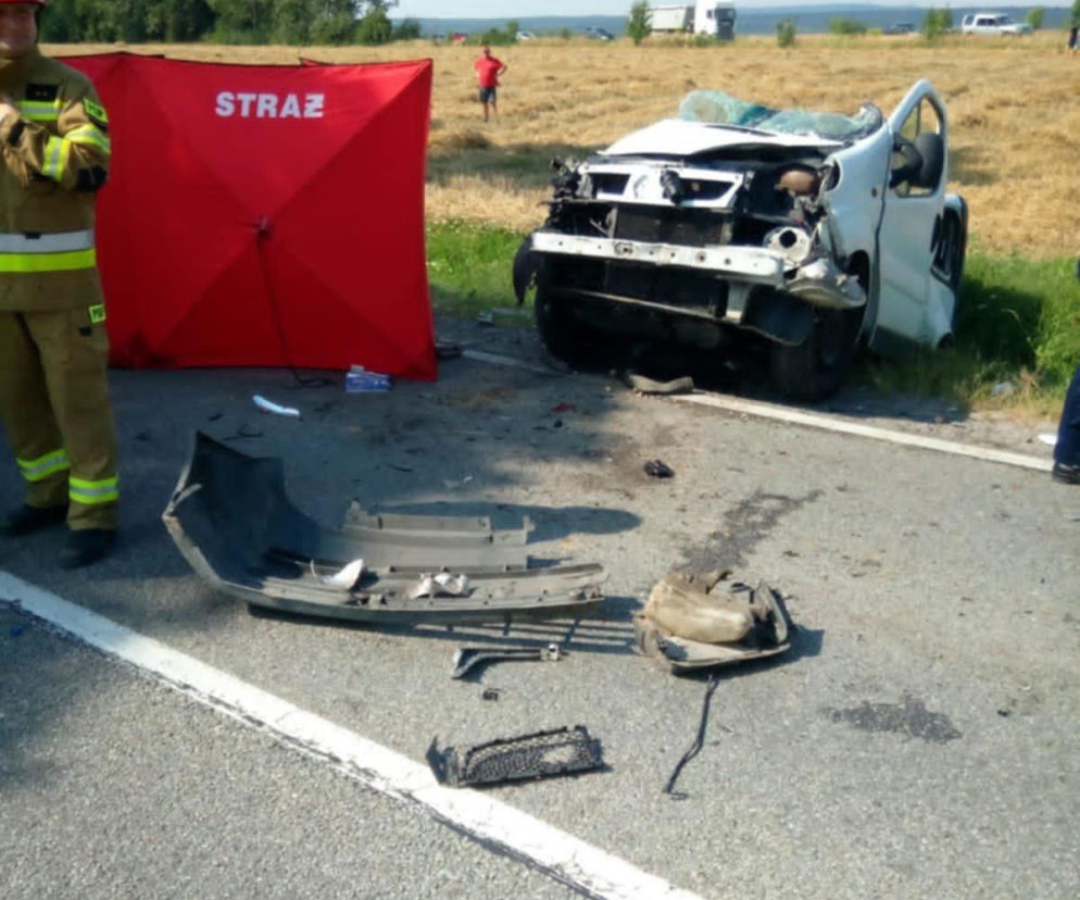 Rozbity biały bus i parawan strażacki na drodze po wypadku w Łagowie. O szczegółach tragedii przeczytasz na SE.