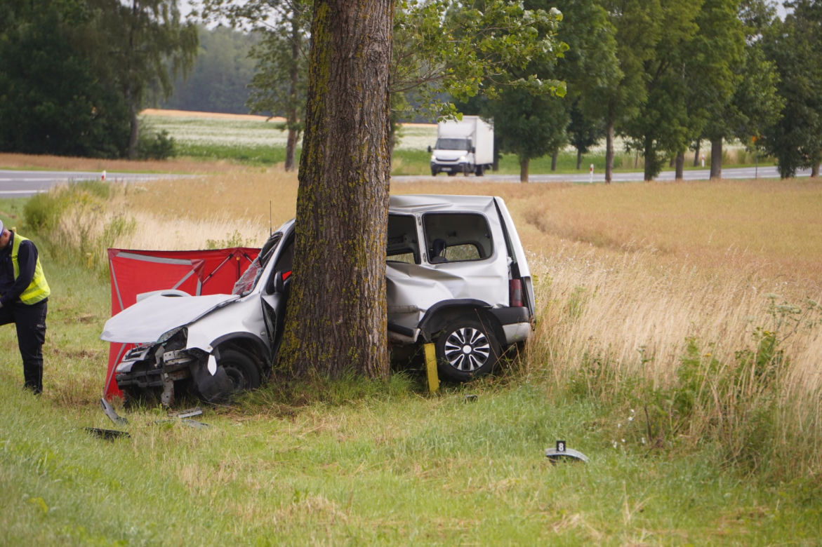 Tragiczny wypadek pod Sławnem. Citroen roztrzaskał się na drzewie