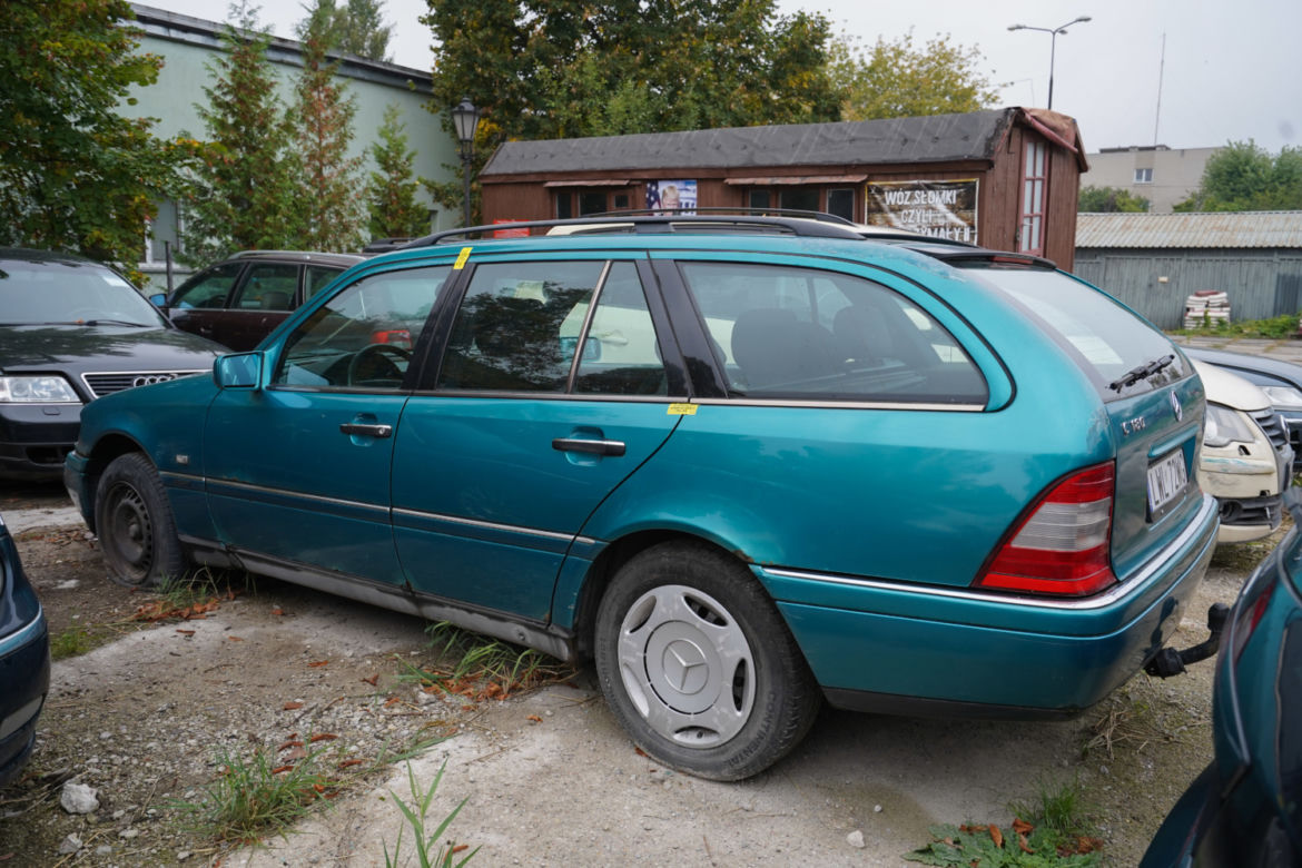 Mercedes C-180. Cena wywoławcza - 4830 zł