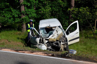 Peugeot najechał na tył ciężarówki. Kierowca w szpitalu. Poważny wypadek na DK 20