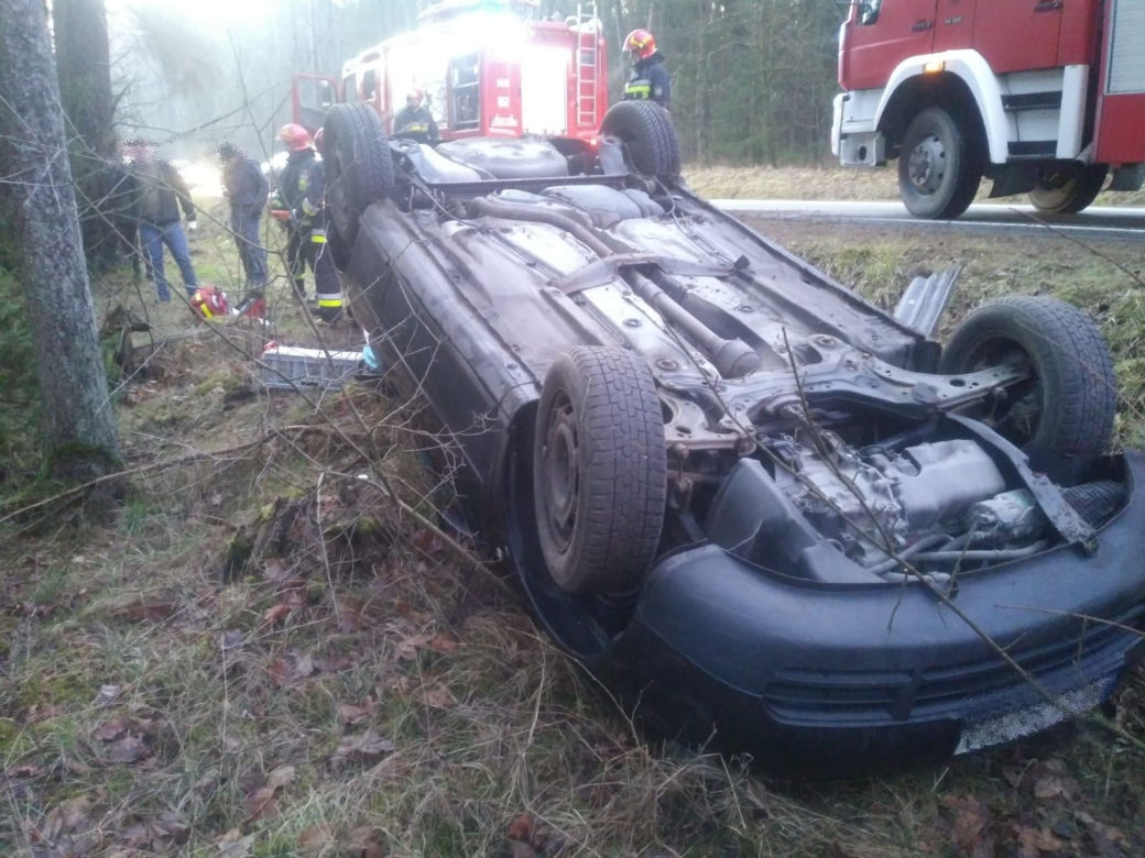 Wypadek na trasie Orzysz - Ełk.  Dachowanie osobówki