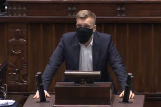 Matka z dzieckiem na bruku? Nocna interwencja Zandberga na policji