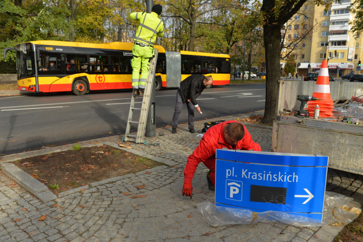 Tablice elektroniczne na placu Krasińskich