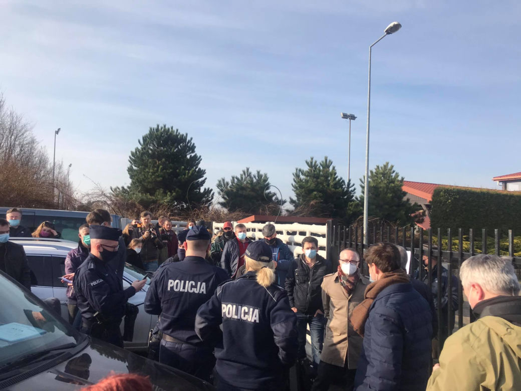 Wielka licytacja koni pod Łodzią zatrzymana przez... sanepid! Na miejscu policja i wściekli kupujący