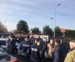 Wielka licytacja koni pod Łodzią zatrzymana przez... sanepid! Na miejscu policja i wściekli kupujący