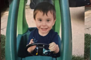 Trzylatek w pieluszce wyszedł z domu nad ranem. Jego maleńkie ciałko znaleźli w rzece