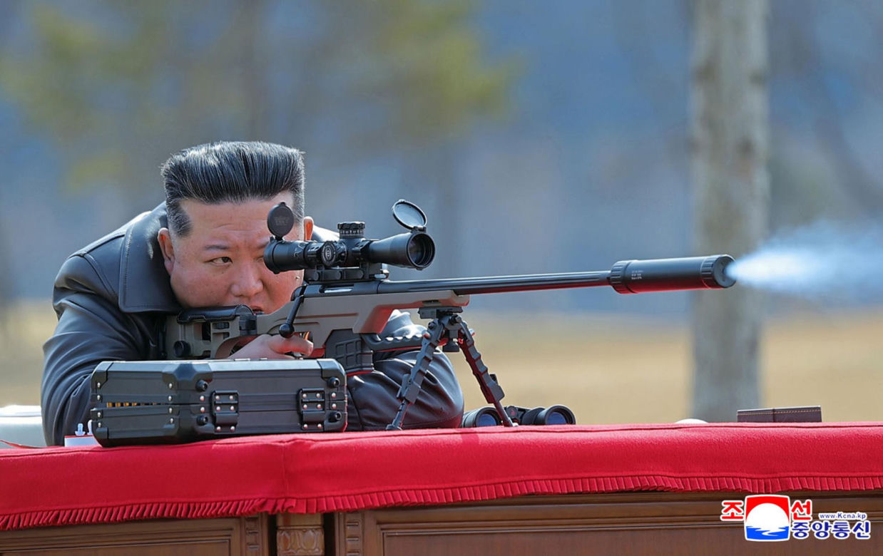 Korea Płn./ Przywódca Kim Dzong Un z 13-letnią córką testowali nowe pistolety