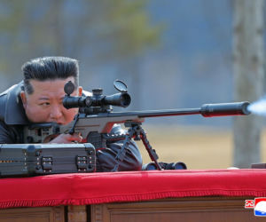 Korea Płn./ Przywódca Kim Dzong Un z 13-letnią córką testowali nowe pistolety