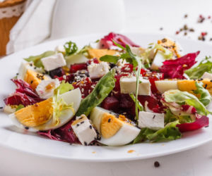 Te dodatki do sałatki wydłużają sytość. Sprawdź, co dodać, żeby łatwiej schudnąć