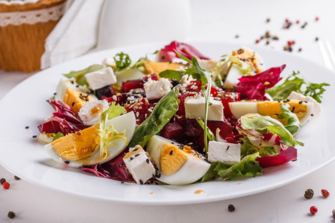 Te dodatki do sałatki wydłużają sytość. Sprawdź, co dodać, żeby łatwiej schudnąć