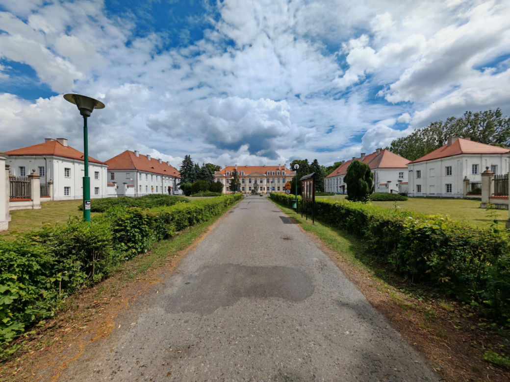 To jedno z najstarszych miast w woj. łódzkim. Było osadą słowiańską, a później siedzibą biskupów