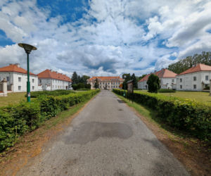 To jedno z najstarszych miast w woj. łódzkim. Było osadą słowiańską, a później siedzibą biskupów