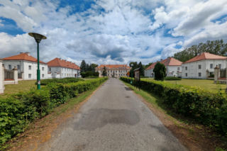 To jedno z najstarszych miast w woj. łódzkim. Było osadą słowiańską, a później siedzibą biskupów