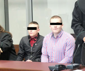Zgwałcili kolegę kijem i kazali mu udawać psa