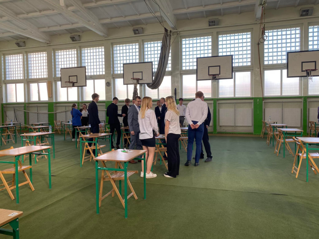 Matura 2023. Maturzyści podczas matury w LO VII w Zielonej Górze