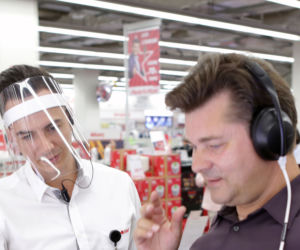 Koronawirus w Polsce: Zenek Martyniuk bez maseczki w Media Markt