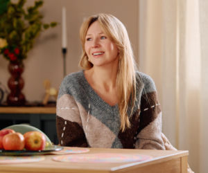 Na Wspólnej, odcinek 4194: matka Remka zastaje półnagiego Brzozowskiego w mieszkaniu Brygidy. Oskarża ją o niewierność