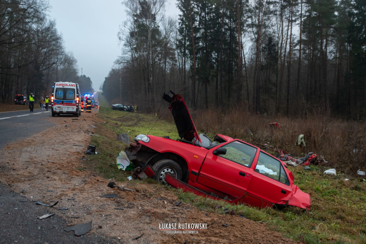 Skoda rozpadła się na części. Koszmarny wypadek w Knyszynie. Dwie osoby zginęły na miejscu